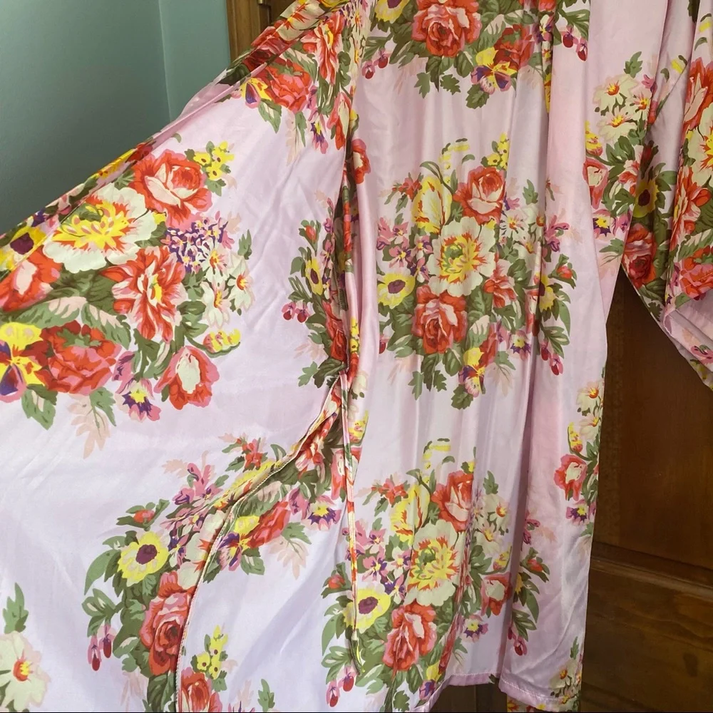 Pink Robe - Picture 3 of 4